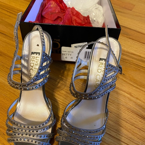 LIKE NEW - E! Live From the Red Carpet Silver platform heel - Picture 2 of 2